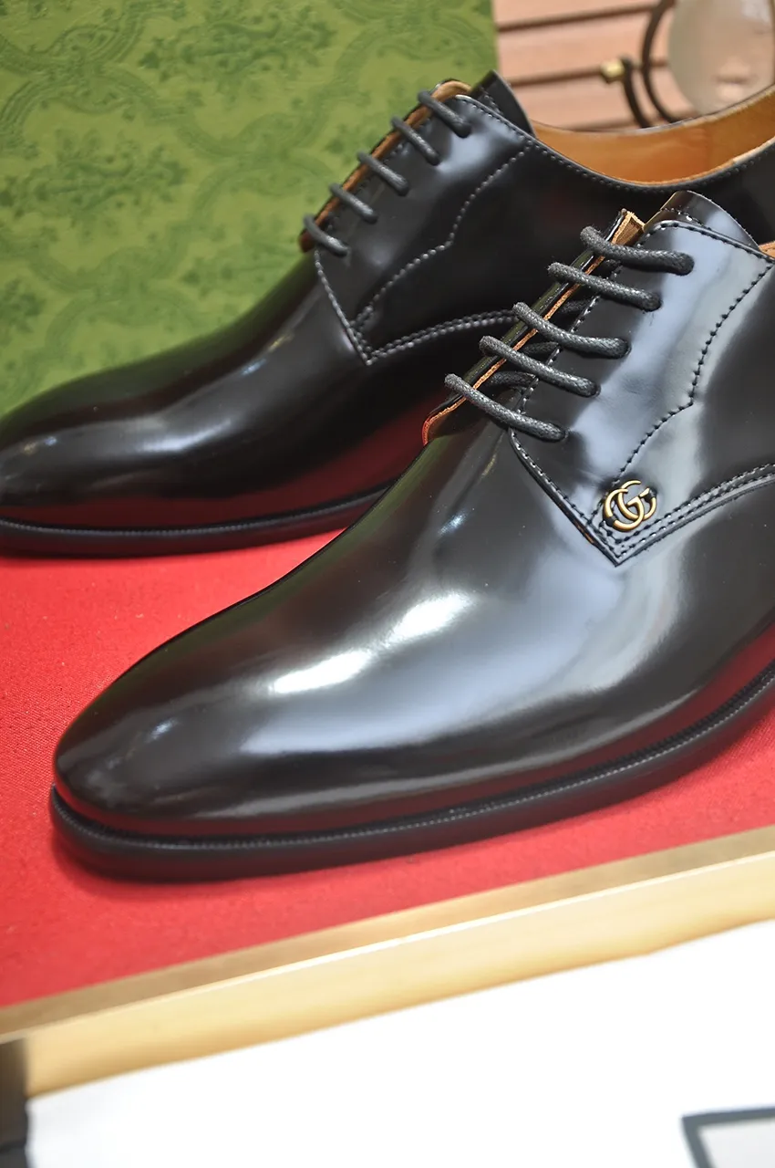 Men's shoes💰500💶Italy's top luxury men's shoe giant (GUCCI) (Gucci) (full cowhide lining) new arrival🍃Original European style🔰 Pleasant to the eye😍In order to make the shoes more durable and non-deformable🌀The production continues to follow traditional methods but there is still no lack of innovation💪Choose original sheepskin for the leather♻️ Smooth and natural And extra bright ⭐Made of imported cowhide, the first choice of rich people 38-45 (45 customized)